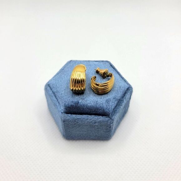 🎄5/$25🎄MONET Earrings   - Picture 1 of 7